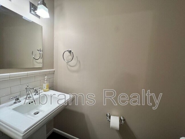 Building Photo - 1136 Glengarry Way