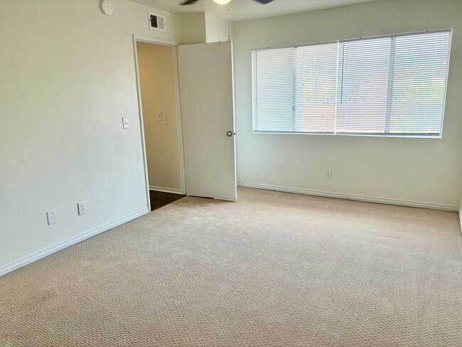 Building Photo - 9885 Caspi Gardens Dr