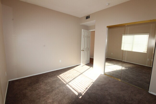 Building Photo - 2 Bedroom Condo Adjacent to Summerlin
