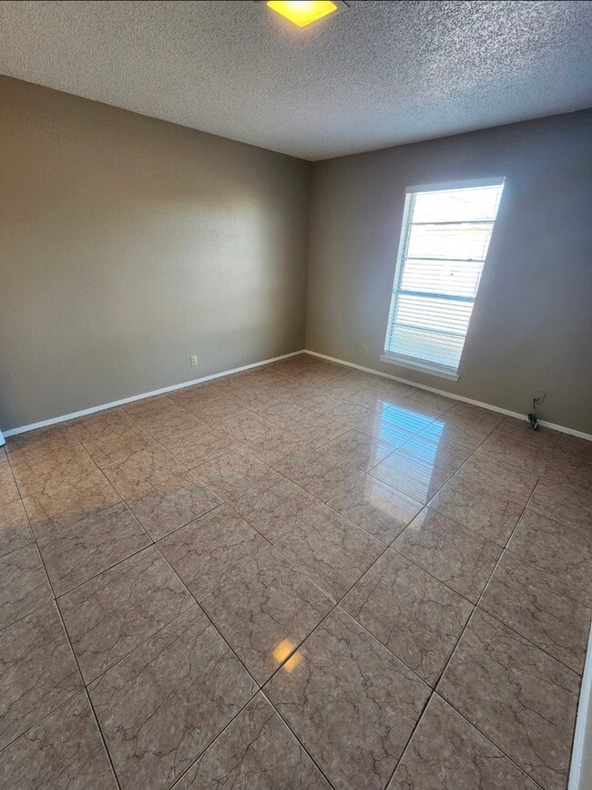 Building Photo - 2 bed 1 bath duplex unit, private backyard.