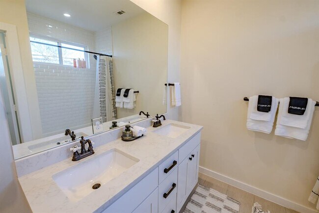 Building Photo - 7609 Bennett Ave