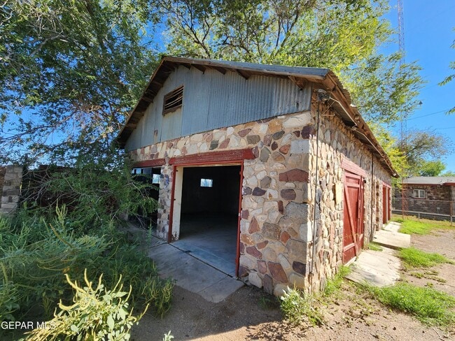 Building Photo - 6643 Westside Dr