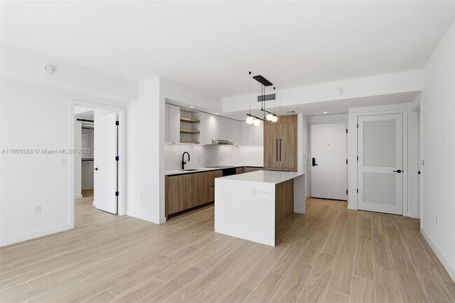 Building Photo - 3900 Alton Rd