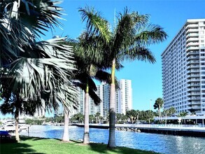 Building Photo - 400 Kings Point Dr
