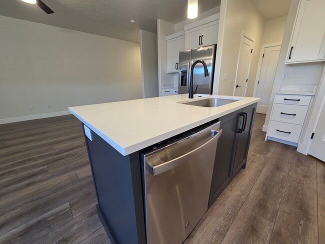 Building Photo - VIEWS from EVERY ROOM!