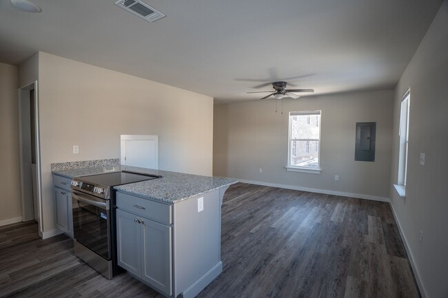 Building Photo - 1358 N Porter Rd