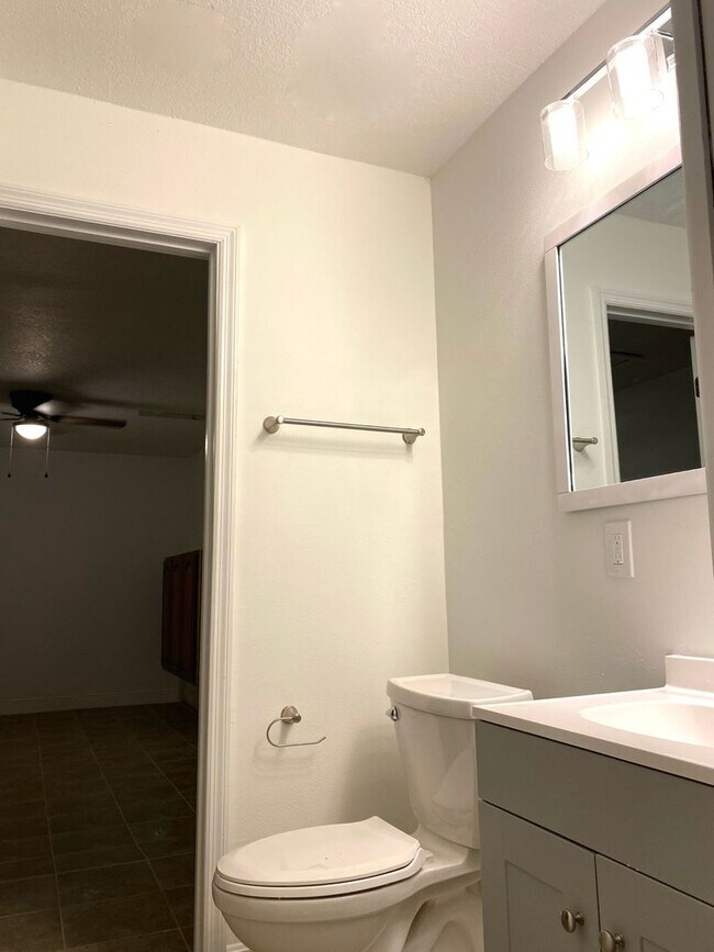 Building Photo - Southern Oaks 2 / 2 with Office & Sun Room