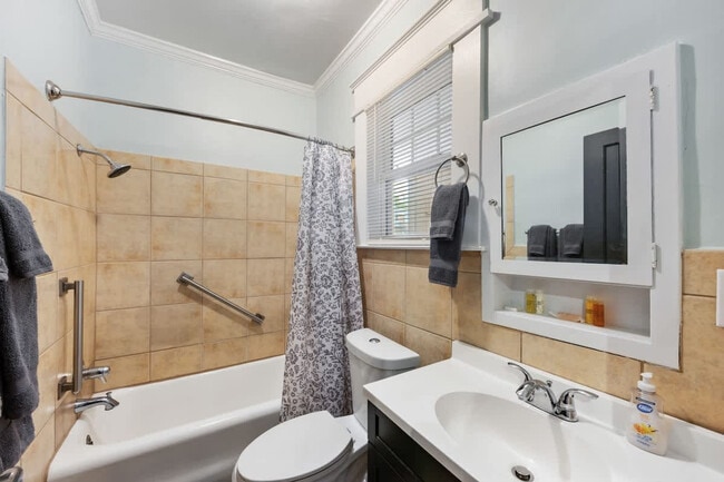 Building Photo - 800 Magnolia Ave