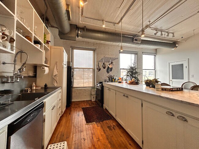 Building Photo - 1800 Central St