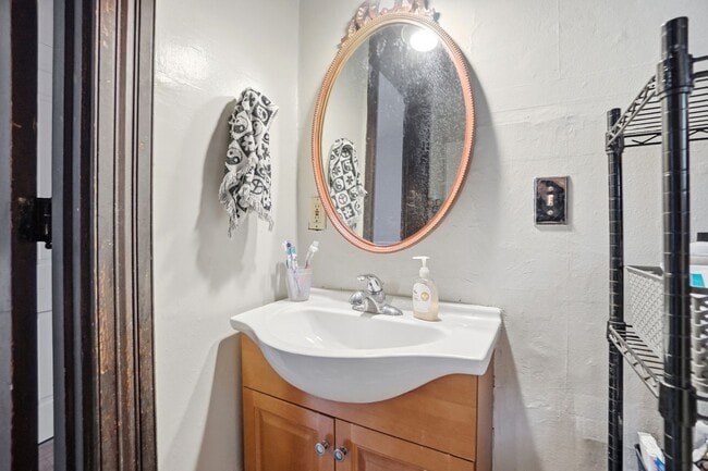 Building Photo - 6 bed/2 bath on Rohs St., Mins. from UC for Only $650/pp ($3900/mo)!