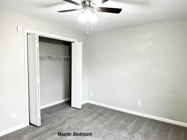 Building Photo - Just listed!