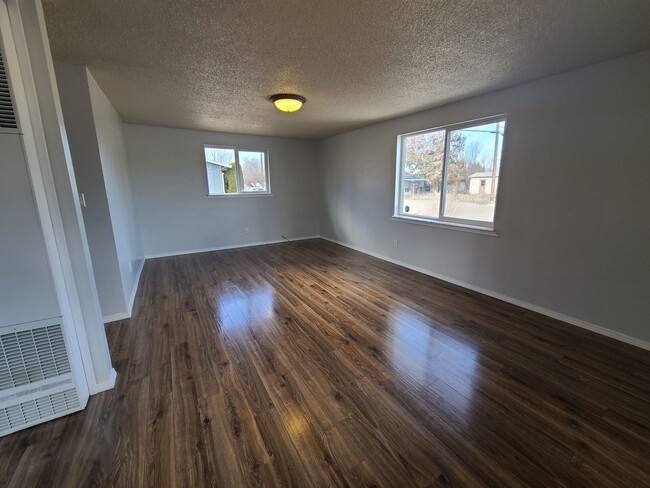 Building Photo - Charming 2 BD 1 Bath Home!