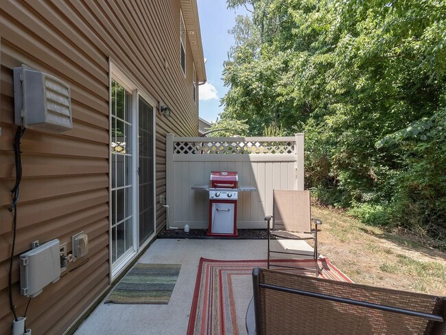 Building Photo - Beautiful 3BR TownHome