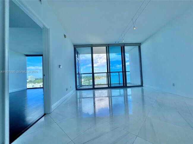 Building Photo - 601 NE 36th St