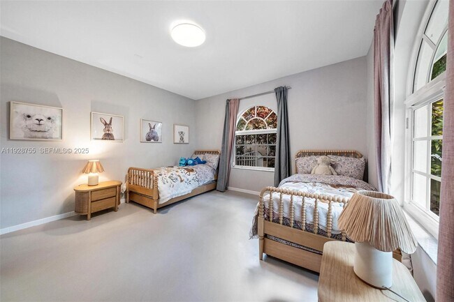 Building Photo - 1033 Almeria Ave