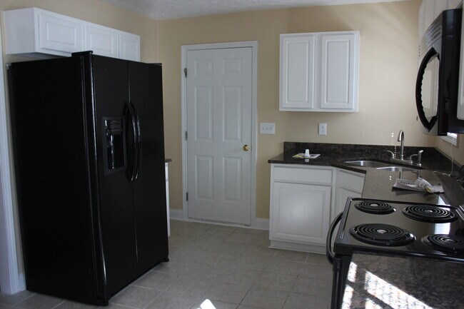 Building Photo - Beautiful 3 Bed, 2 Bath in Sought Out Area
