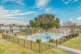 Building Photo - Oaks35