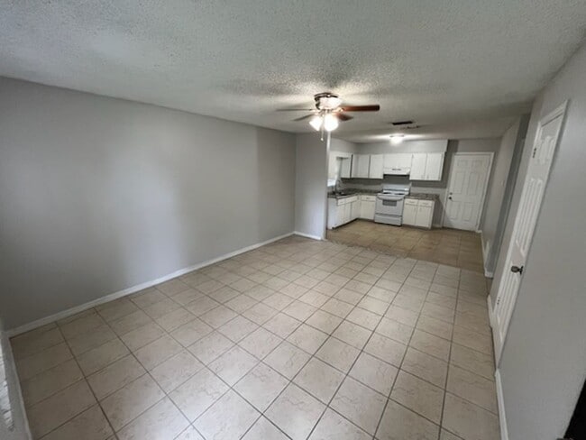 Building Photo - 2 BED / 1 BATH DUPLEX
