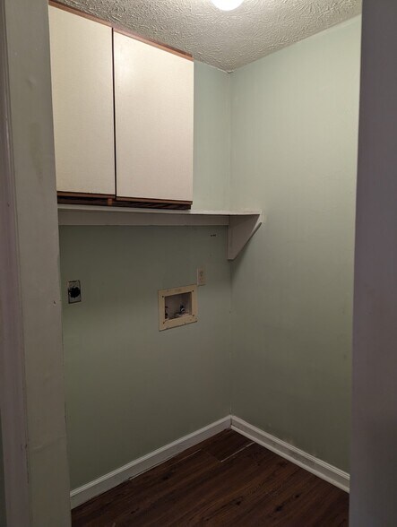Laundry room with hookups - 110 W White Hawthorne Dr