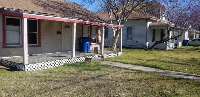 Building Photo - 304 E Milam St