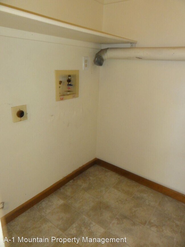 Building Photo - 3 br, 1 bath House - 3008 B Forest Way