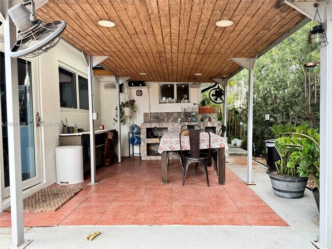 Building Photo - 3817 SW 33rd Ct