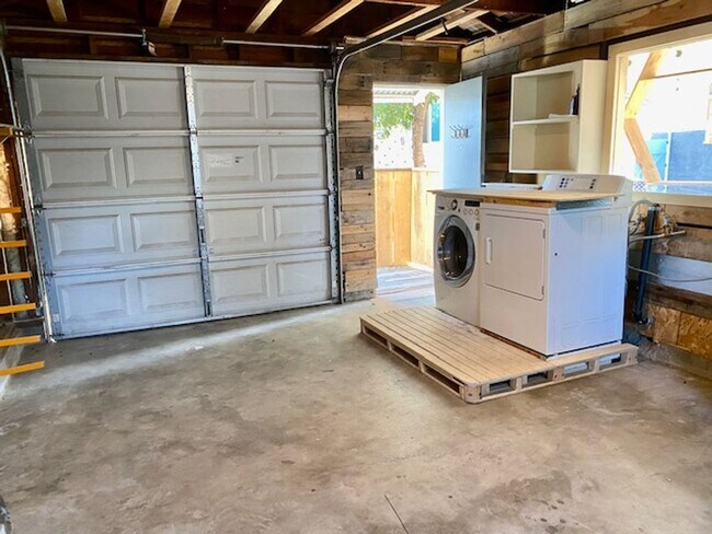 Building Photo - $2,050 Charming 2 Bedroom Home with beauti...