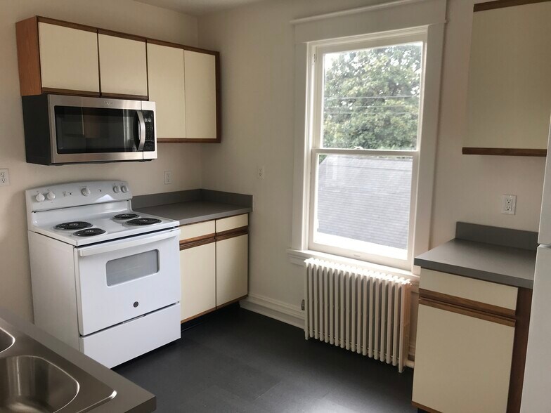 Kitchen - 404 Elm St