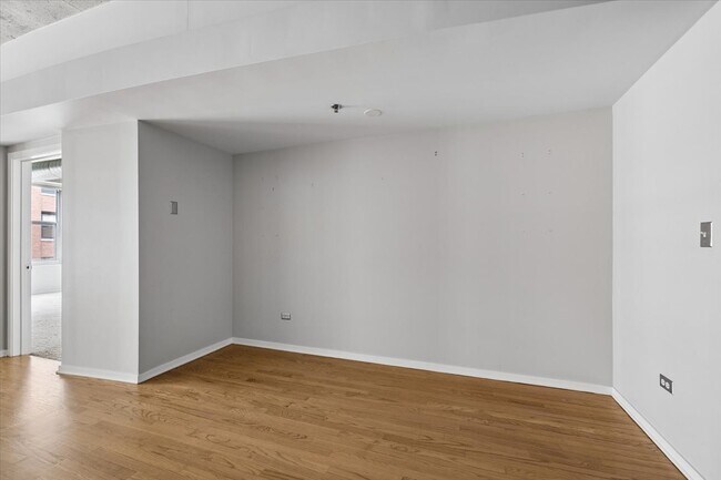 Building Photo - 933 W Van Buren St
