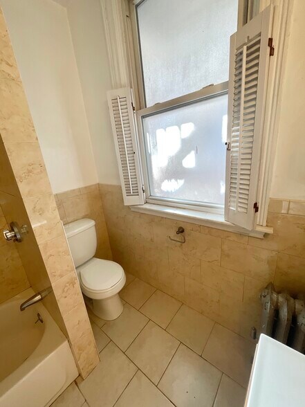 Building Photo - 148 Strathmore Rd