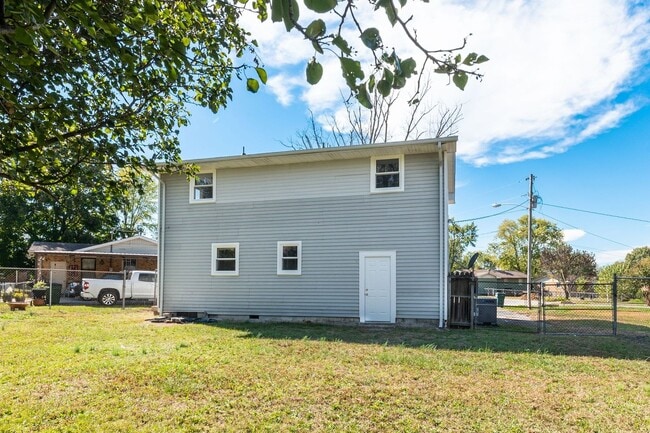 Building Photo - For Lease - 4 Bed, 1.5 Bath, 1584sqft Single Family Home, Lebanon