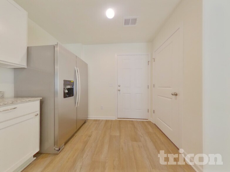 Building Photo - 1077 Crescent Moon Lp