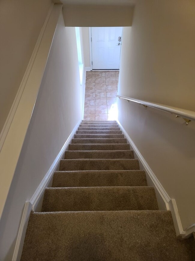 Building Photo - 3 Bedroom 2 1/2 bath ** End Unit** Townhome for Rent in Waynesboro