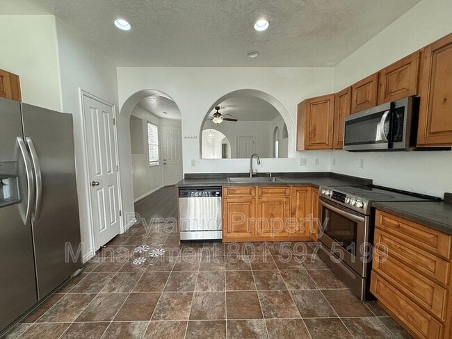 Building Photo - 732 Skipton Dr W