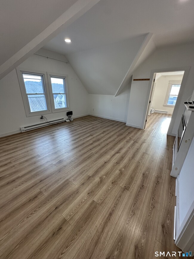 Building Photo - 27 E 9th St