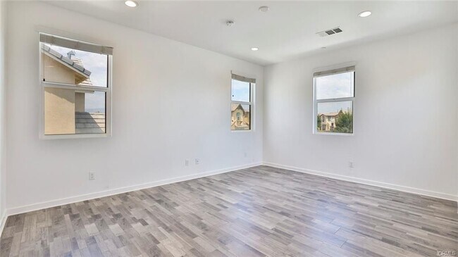 Building Photo - 2832 E Clementine Dr