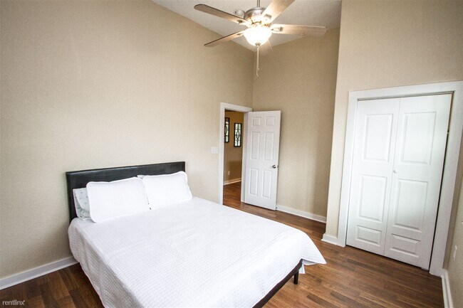 Building Photo - 121 Douglas Way St