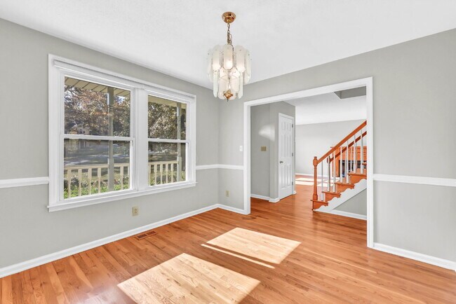 Building Photo - Spacious 3 Bedroom and 2.5 Bathroom