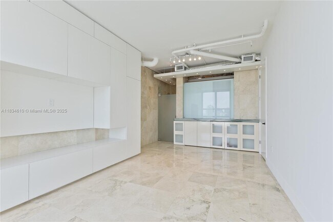 Building Photo - 1155 Brickell Bay Dr