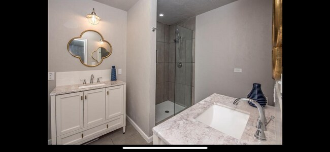 Building Photo - True 4 bed in Edmond Schools, all the mode...