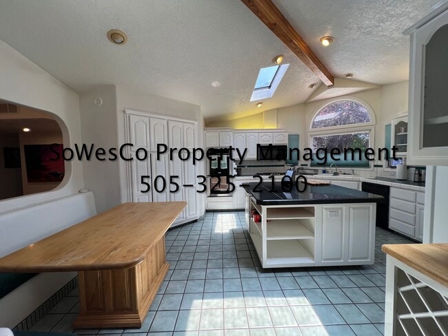 Building Photo - FULLY FURNISHED 4 Bedroom 2 Bath with Breathtaking Views