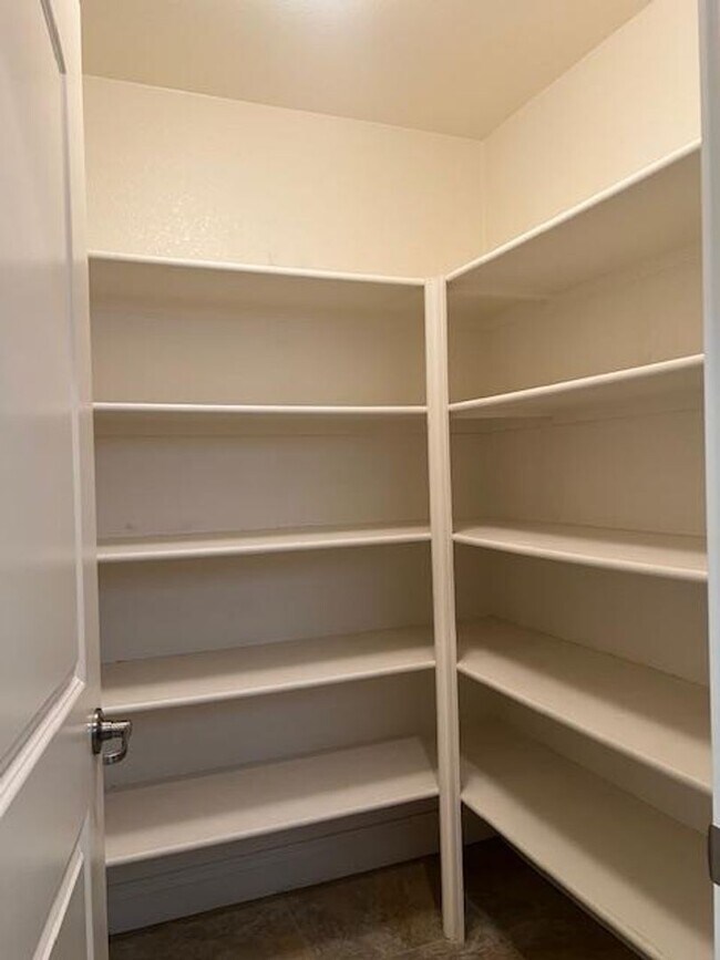 Building Photo - STUNNING & SPACIOUS 4 BEDROOM IN W. ROSEVI...