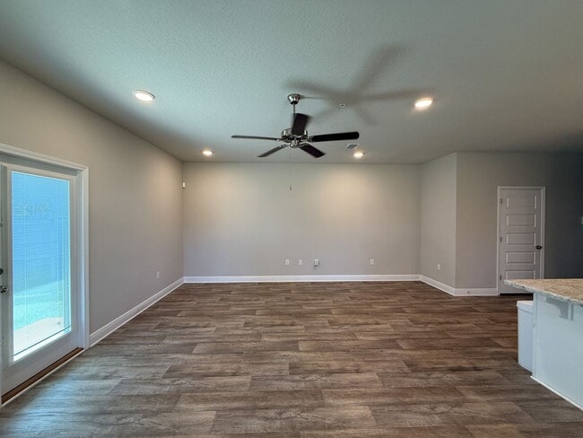 Building Photo - 3 bedroom 2.5 bath townhome tucked inside ...