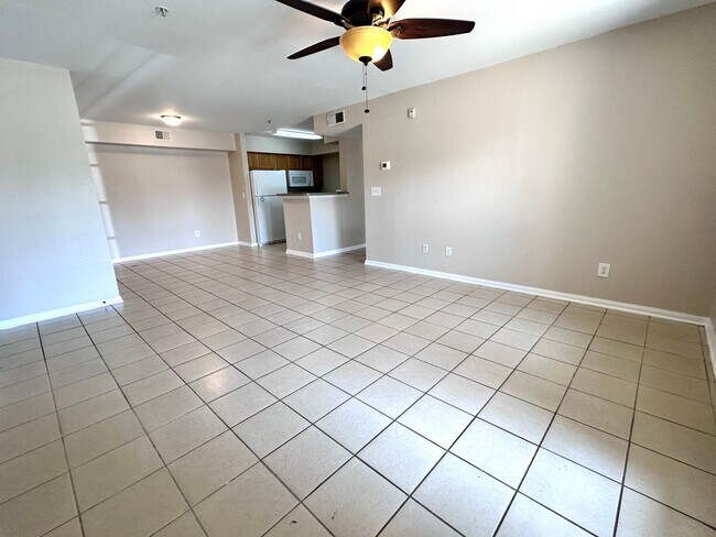 Building Photo - Spacious 2B/2B Unfurnished Condo near Beac...