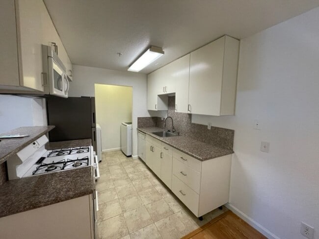 Building Photo - 2 Bed/2 Bath Downstairs Unit Available Soon!