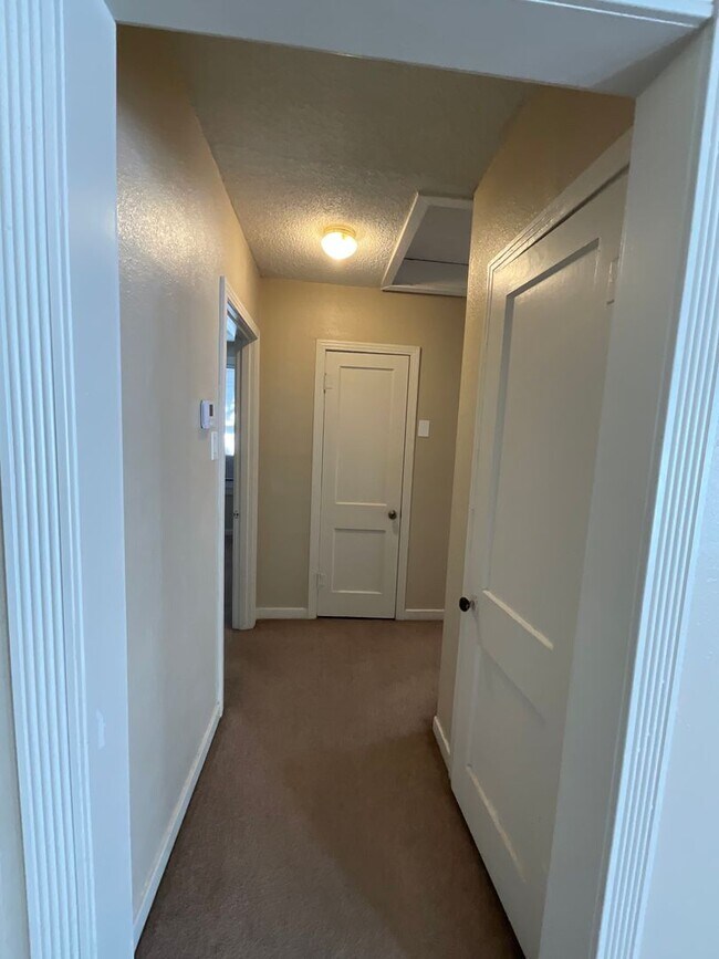 Building Photo - 901 Dennis Ave