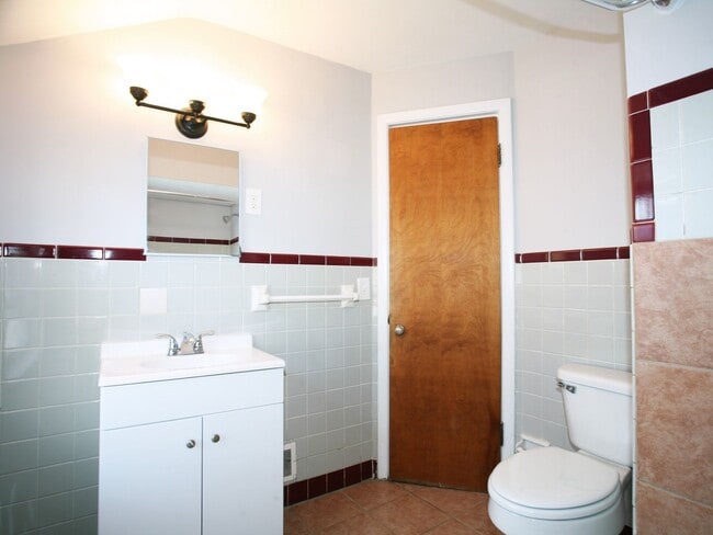 Building Photo - 4 Bedroom - 1.5 Bath Colonial available fo...