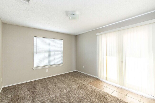 Building Photo - 3 bedroom 3 Bath House plus office