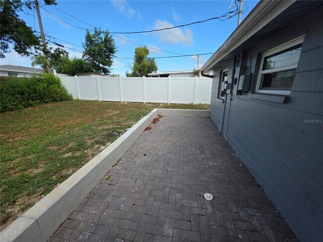 Building Photo - 4851 Phoenix Ave