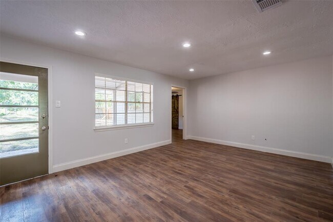 Building Photo - 3515 Lake Ridge Bend